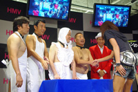 ファンと握手をするメンバーたち