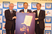 (左から)加藤良三NPBコミッショナー、王貞治コミッショナー特別顧問、東芝・前田義廣代表執行役副社長