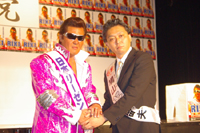 竹内力の双子の弟、RIKI『LOVEマシーン』を熱唱！ 鳩山代表(？)も応援