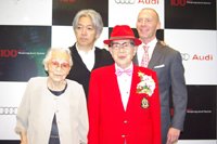 前方左：舘岡寿美子さん、前方右：曻地三郎さん、後方左：坂本龍一、後方右：ドミニク・ベッシュ代表取締役社長