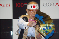 黒田節を披露する曻地三郎さん