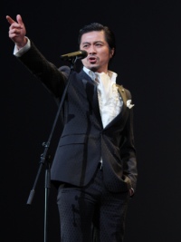 劇中歌「Don't Rain On My Parade」を歌う綱島郷太郎