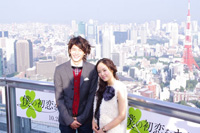 高層展望台での岡田将生と井上真央の2ショット