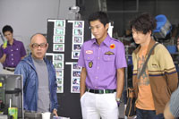 撮影現場の小栗旬（左）と瑛太（右）