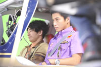 撮影現場の瑛太（左）と小栗旬（右）