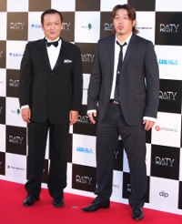 谷川貞治(左)、武蔵(右)　撮影:宮田浩史