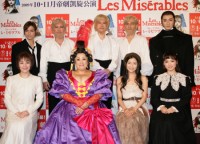 後列左から山崎育三郎、今井清隆、山口祐一郎、別所哲也、岡幸二郎。前列左からシルビア・グラブ、森公美子、新妻聖子、神田沙也加