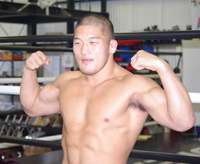 石井慧：筋肉を披露する2枚目
