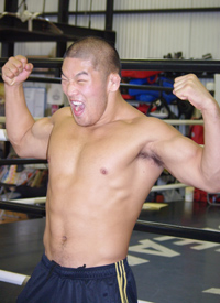 石井慧：筋肉を披露する3枚目