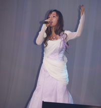 ユリアをイメージした衣装で歌う谷村奈南