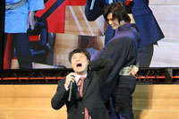 京本に首を絞められる山崎