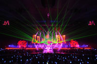 倉木麻衣、製作費3億5000万円のハロウィン・ライブ。魔女の衣装に1万人