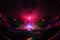 倉木麻衣、製作費3億5000万円のハロウィン・ライブ。魔女の衣装に1万人