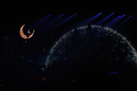 倉木麻衣、製作費3億5000万円のハロウィン・ライブ。魔女の衣装に1万人