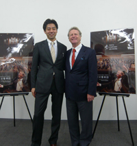 東京交響楽団音楽監督のユベール・スダーン(右)と新楽団長の大野順二(左) (記者会見より)