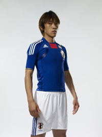 サッカー日本代表新ユニフォームは革命をテーマに選手が選べる2