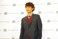 バナナ・リパブリック『ハッピーリース』点灯式に成宮寛貴、登場