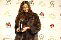 第5回Fur of the Yearを受賞した黒木メイサ