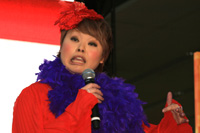 「ぱちんこ爽快 美空ひばり」PRイベントに出演する吉本三人娘