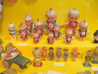 さまざまなキューピーを展示