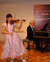 バイオリン奏者・松本紘佳(左)とチェンバロ奏者・小林道夫(右)