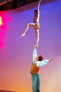 「アクロ・デュエット」を披露