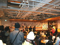 照れながらチャームポイントを披露する選手たちに、満員の会場は爆笑