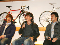 「チャームポイントは？」の問いに、プリっとしたお尻(伏見選手)、厚い胸筋(石丸選手)、太い腕(坂上選手)