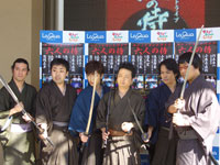 六人の侍　左から諸岡立身、フットボールアワーの岩尾望、後藤輝基、次長課長の河本準一、シャンプーハットの小出水直樹、南海キャンディーズの山里亮太