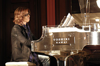 Secret Partyでピアノを演奏するYOSHIKI