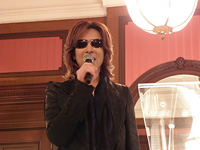 YOSHIKIの登場に会場からは大歓声