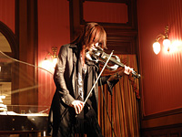 バイオリンを演奏するSUGIZO