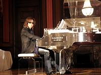 Secret Partyでピアノを演奏するYOSHIKI