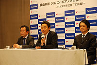 写真左より：エフエム東京 執行役員編成制作局長・村上正光、ピアニスト・横山幸雄、エフエム東京 常務取締役・黒坂修