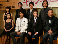 ジョン・ケアード版 ミュージカル『キャンディード』製作発表会見より。写真前列左から、新妻聖子、井上芳雄、市村正親、村井国夫。後列左から、須藤香菜、安崎求、坂元健児、駒田一