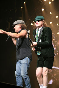 AC/DC　2008　さいたまスーパーアリーナ　ネクタイ AC／DC、9年ぶりの日本公演開幕。2万人が熱狂＆絶叫