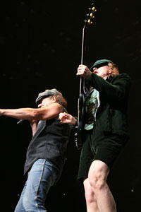 AC／DC、9年ぶりの日本公演開幕。2万人が熱狂＆絶叫