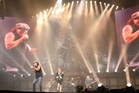AC／DC、9年ぶりの日本公演開幕。2万人が熱狂＆絶叫