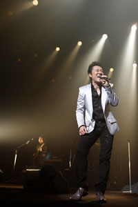 HOUND DOGが30周年ライブ。ファン投票によるベスト30曲を熱唱