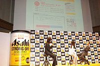 応援メッセージが書き込まれた画面を見上げる篠原涼子と柳葉敏郎