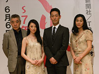 舞台『おくりびと』会見より。写真左から、柄本明、田中麗奈、中村勘太郎、真野響子