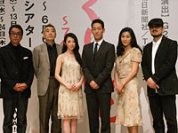 舞台『おくりびと』会見より。写真左から、滝田洋二郎、柄本明、田中麗奈、中村勘太郎、真野響子、G2