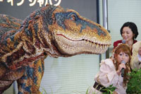 恐竜の見事な作りに怯える矢口真里