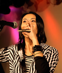 ハーモニカに挑戦するLOVE　＠J-POP CAFE SHIBUYA　撮影：山我祐生