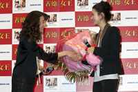 浅野ゆう子とイ・ヨウォン　撮影：イシイノブミ