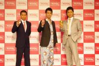 『ワンダ』新CM発表会に出席した(左から)市原隼人、唐沢寿明、GACKT