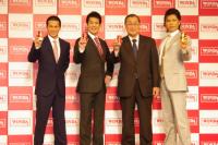 『ワンダ』新CM発表会に出席した(左から)市原隼人、唐沢寿明、アサヒ飲料株式会社代表取締役社長・菊地四朗氏、GACKT
