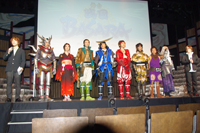 完成発表会に出演した舞台「戦国BASARA～蒼紅共闘～」の出演者ら
