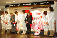 超新星とハローキティによるテープカット