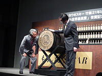 “みの樽”をプレゼントされ大喜びのみのもんた